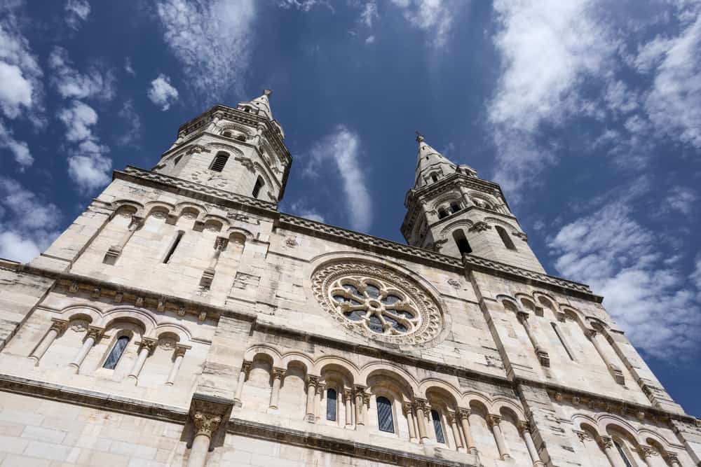 The St. Pierre Church in Mâcon seen from the ground with a blue sky above the church.