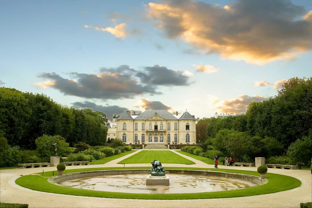 Outside view of Musée Rodin in Paris with a beautiful fountain in front.