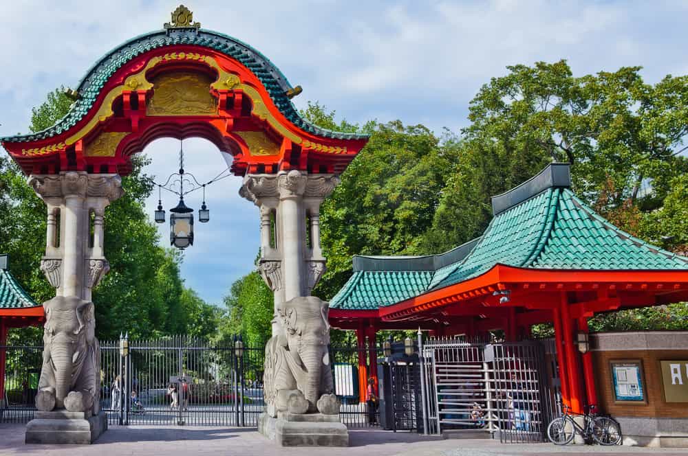 The colorful entrance gate at Zoo Berlin with its two elefants.