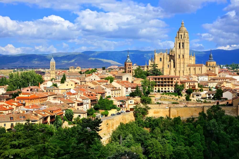 Panoramic view of the Spanish town of Segovia, showing its beautiful cathedral and medieval walls.